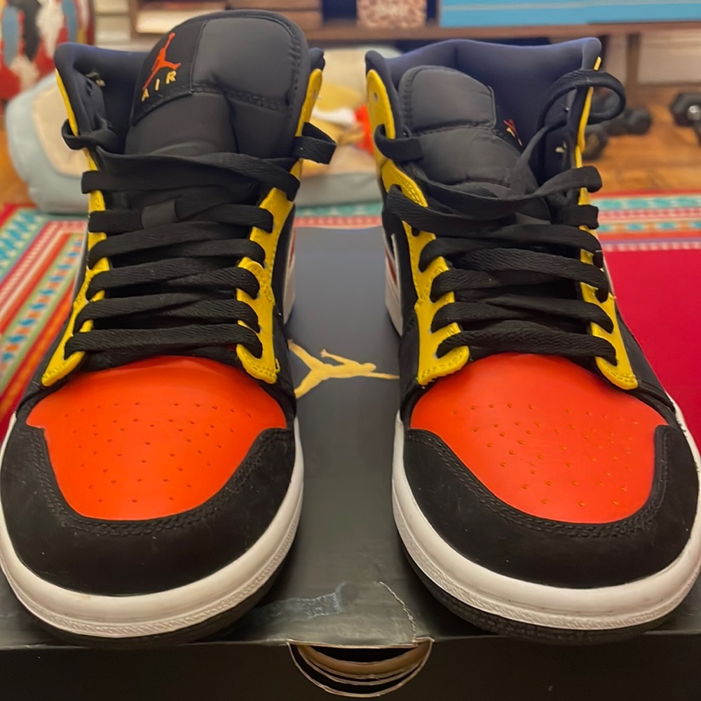 Air Jordan 1 mid Se :Men’s size 7.5 Used but in great shape:no stains - or rips